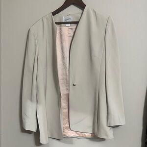 Cream Open-Front Blazer with Satin Lining
Brand Jacqueline Ferrar